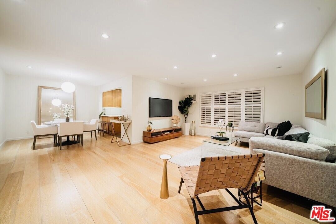 645 Westmount Dr in West Hollywood, CA - Building Photo