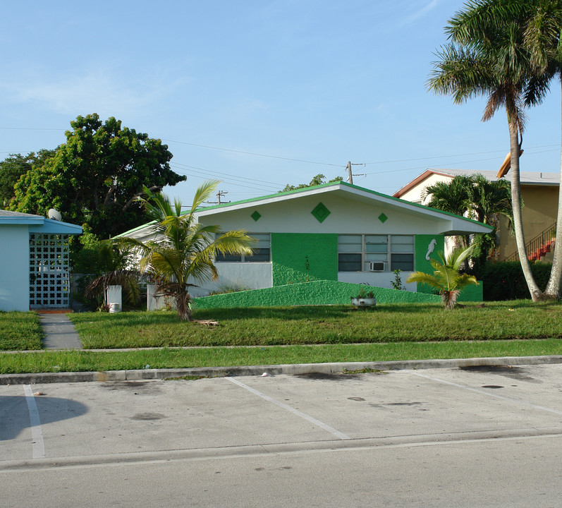 1930 NE 168th St in Miami, FL - Foto de edificio