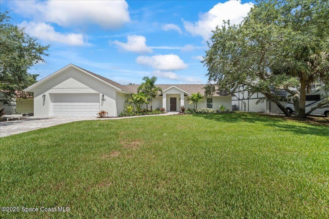 2060 Newfound Harbor Dr in Merritt Island, FL - Building Photo