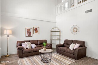 7328 Corona Del Sol Dr in El Paso, TX - Foto de edificio - Building Photo