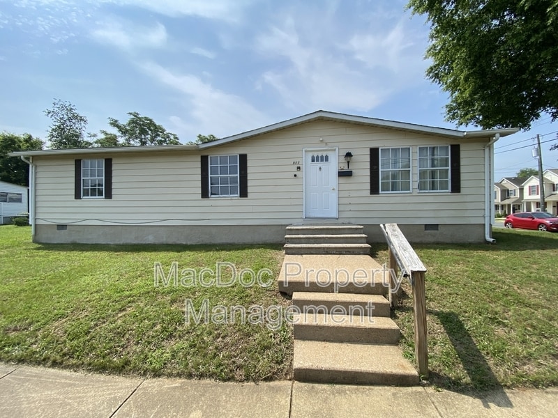 900 White St in Fredericksburg, VA - Building Photo
