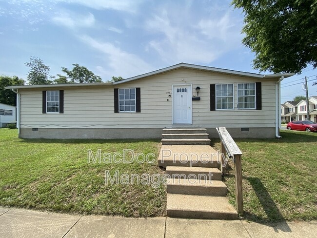 900 White St