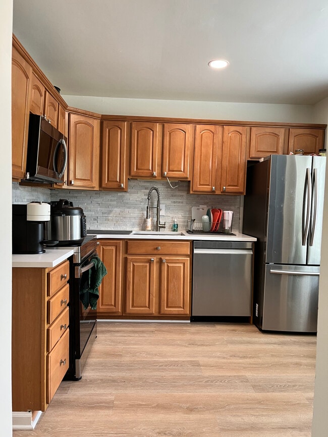 8427 Snowden Oaks Plz in Laurel, MD - Foto de edificio - Building Photo