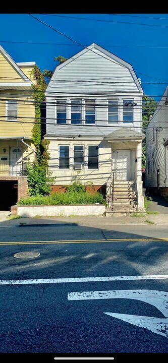 639 Garfield Ave in Jersey City, NJ - Building Photo