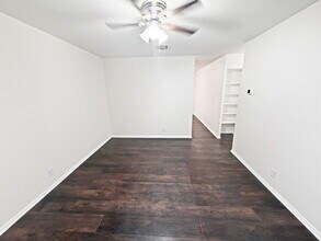 5215 Village Haven in San Antonio, TX - Building Photo - Building Photo