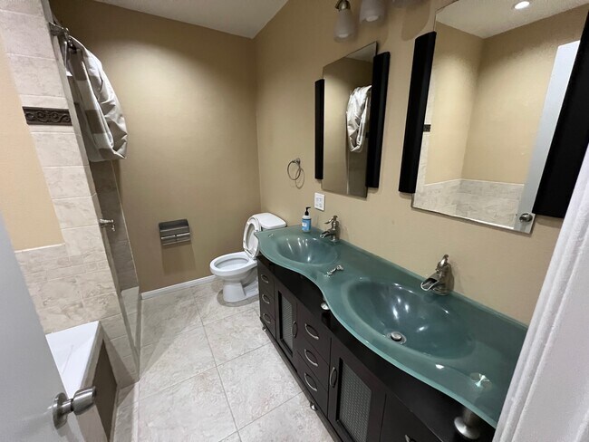 7300 Franklin Ave, Unit 552 in West Hollywood, CA - Building Photo - Building Photo
