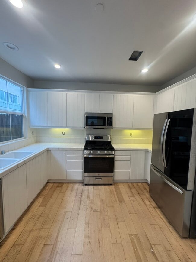 1800 S Pacific Coast Hwy, Unit #29 in Redondo Beach, CA - Foto de edificio - Building Photo