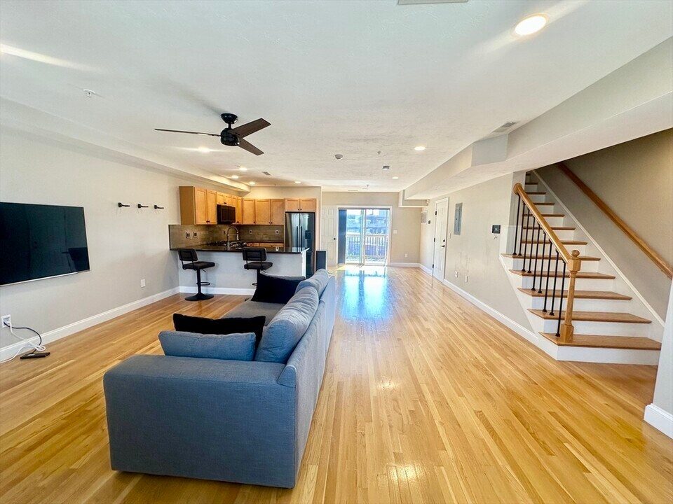 32 Parker St in Boston, MA - Building Photo
