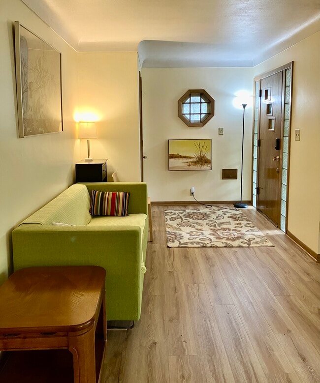 2381 Buford Ave, Unit Main in St. Paul, MN - Foto de edificio - Building Photo