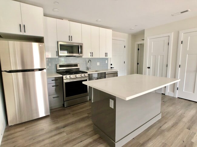 308 Belgrade Ave, Unit 303 in Boston, MA - Building Photo - Building Photo