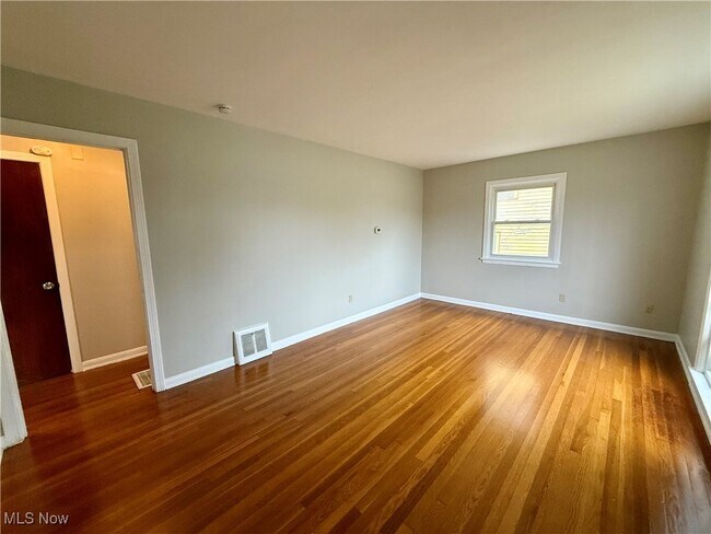 1055 Whittier Ave in Akron, OH - Building Photo - Building Photo