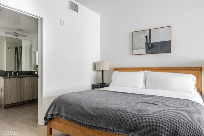 551 S Harbor Blvd in Los Angeles, CA - Building Photo - Building Photo