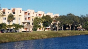 7700 Camino Real in Miami, FL - Building Photo