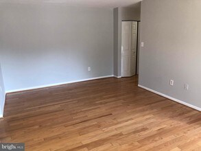 9730 Kingsbridge Dr-Unit -101 in Fairfax, VA - Foto de edificio - Building Photo