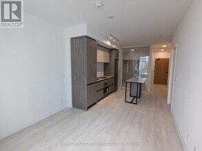 8 Beverley Glen Blvd in Vaughan, ON - Building Photo - Building Photo