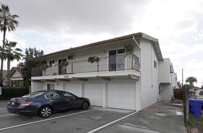 Residential Condos in San Diego, CA - Foto de edificio - Building Photo