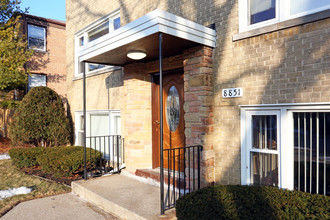 8851 Bronx Ave in Skokie, IL - Building Photo - Building Photo