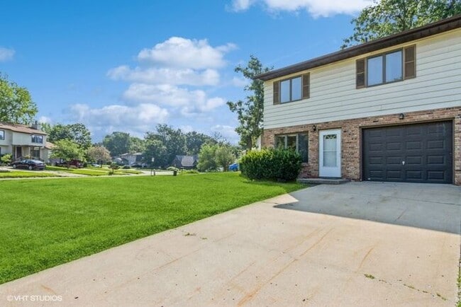 1359 Southview Cir in Coralville, IA - Building Photo - Building Photo