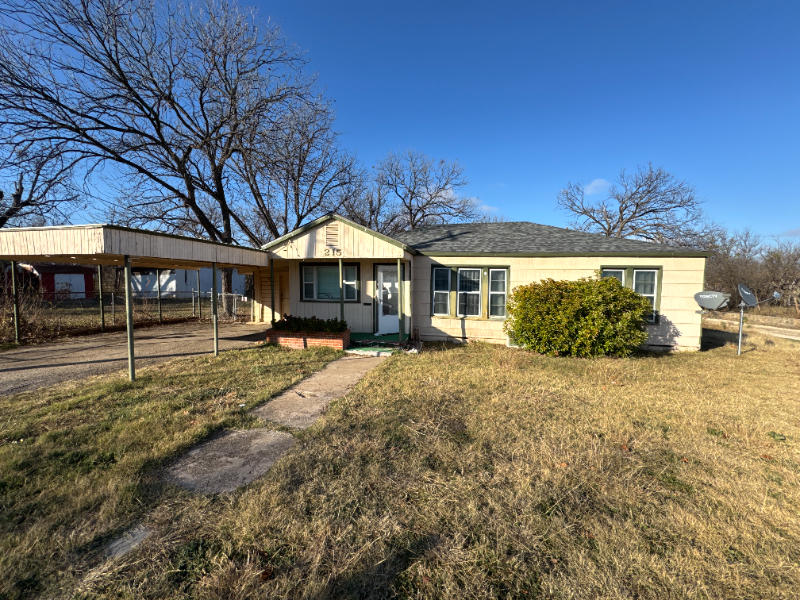 215 E 7th St in Coleman, TX - Building Photo