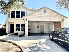 8018 Chestnut Bluff Dr in Converse, TX - Building Photo