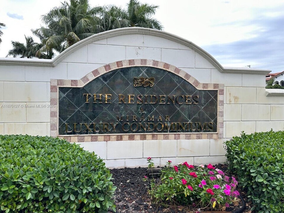 2160 E Preserve Way in Miramar, FL - Foto de edificio