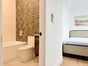 Furnished room/NOT APARTMENT, Unit 4 in Brooklyn, NY - Foto de edificio - Building Photo