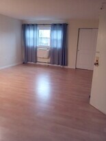 28 Thompson Rd, Unit # 6 E in Manchester, CT - Building Photo