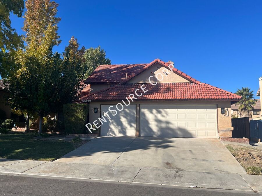 39219 Yellowstone St in Palmdale, CA - Building Photo