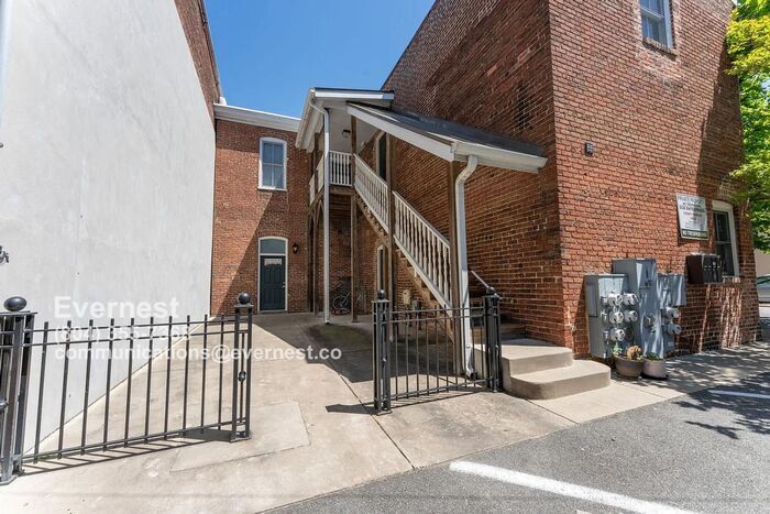 1301 W Main St in Richmond, VA - Building Photo