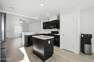 1033 Candelilla St in Horizon City, TX - Foto de edificio - Building Photo