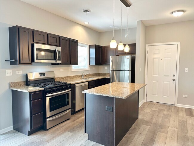 811 E Main St in East Dundee, IL - Building Photo - Building Photo