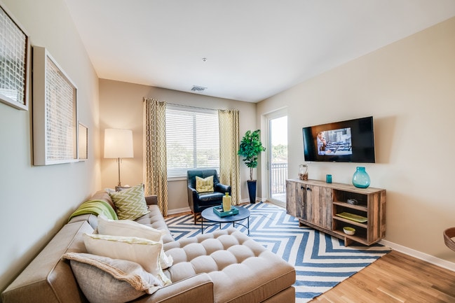 Twenty50 in Fort Lee, NJ - Foto de edificio - Building Photo