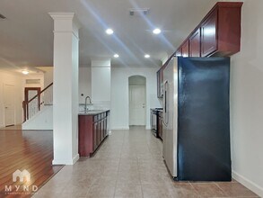 5343 Summit Hollow Dr in Houston, TX - Building Photo - Building Photo