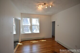 1675 Commonwealth Ave, Unit 3 in Boston, MA - Building Photo - Building Photo