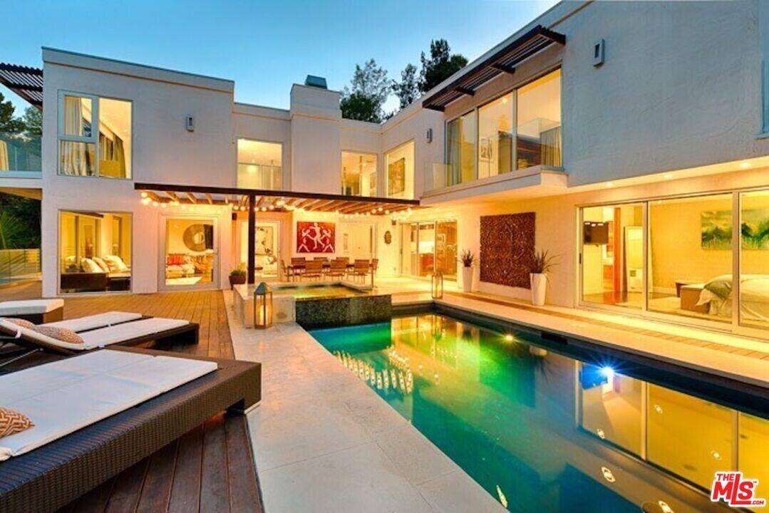 8854 Hollywood Hills Rd in Los Angeles, CA - Foto de edificio