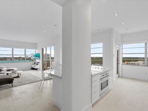18011 Biscayne Blvd in Aventura, FL - Building Photo - Building Photo
