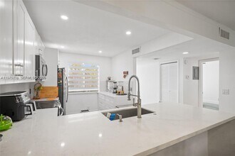 380 Racquet Club Rd, Unit 204 in Weston, FL - Foto de edificio - Building Photo