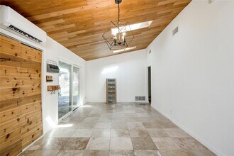 2404 Barton Skyway in Austin, TX - Building Photo - Building Photo