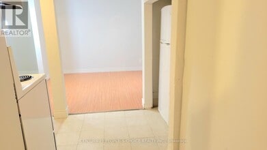 23 Bruce Beer Dr in Brampton, ON - Building Photo - Building Photo