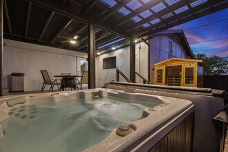 8005 Woodhue Rd in Dallas, TX - Building Photo - Building Photo