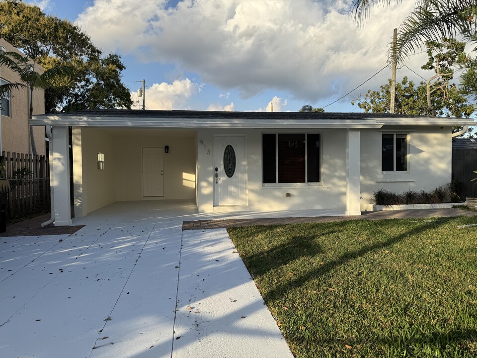 913 Avon Rd in West Palm Beach, FL - Building Photo