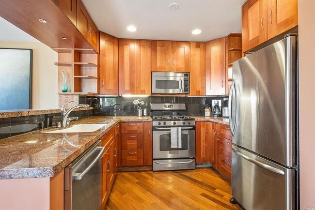 933 Bridgeway in Sausalito, CA - Foto de edificio - Building Photo