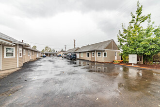 3355 Portland Rd NE in Salem, OR - Foto de edificio - Building Photo