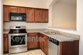 1402 Bayrose Cir in East Point, GA - Foto de edificio - Building Photo