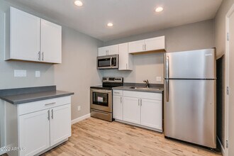 801 E Puget Ave-Unit -4 in Phoenix, AZ - Foto de edificio - Building Photo