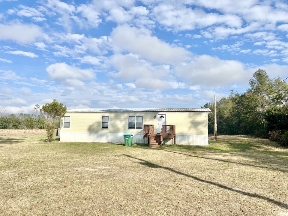 451 Lonnie Raker Ln in Crawfordville, FL - Building Photo