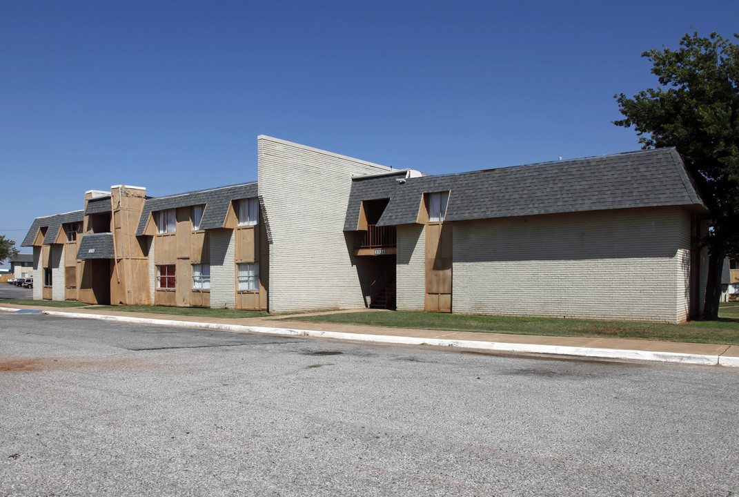 Oakridge Village Apartments in Oklahoma City, OK - Building Photo