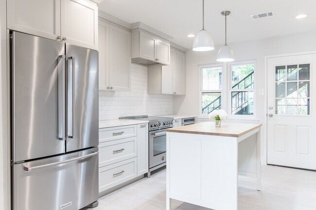 10715 Park Village Pl, Unit A in Dallas, TX - Building Photo - Building Photo