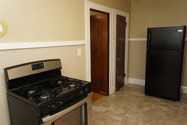 1913 Douglas St in Rockford, IL - Foto de edificio - Building Photo