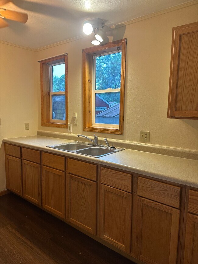 property at 406 E 6th St